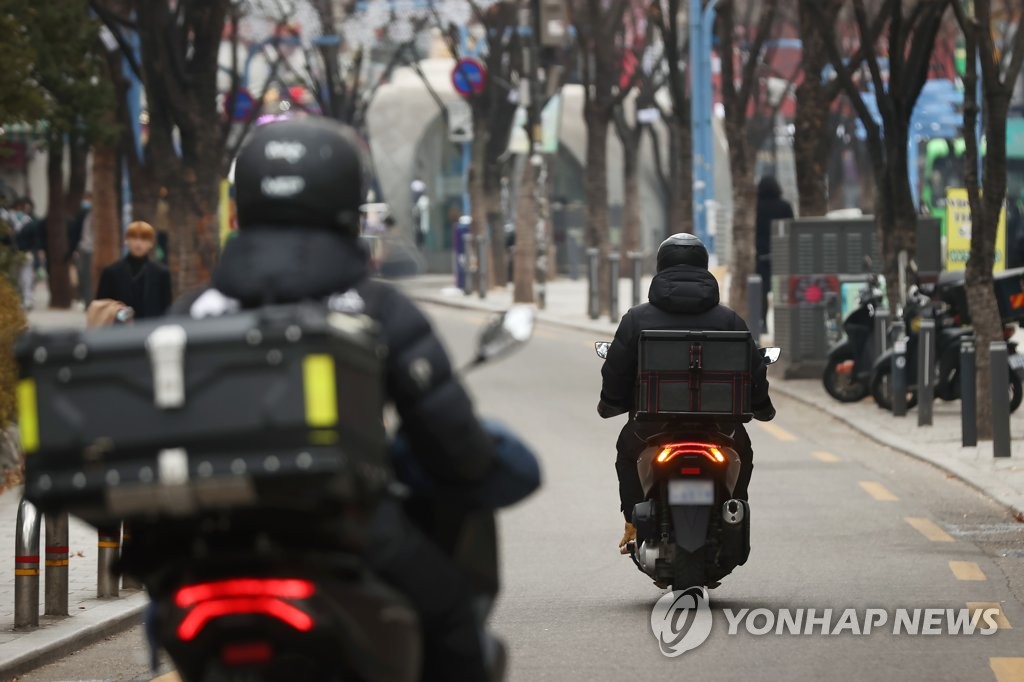 지난달 고용보험 가입자 9만8천명 감소…30대 제외 모두 줄어