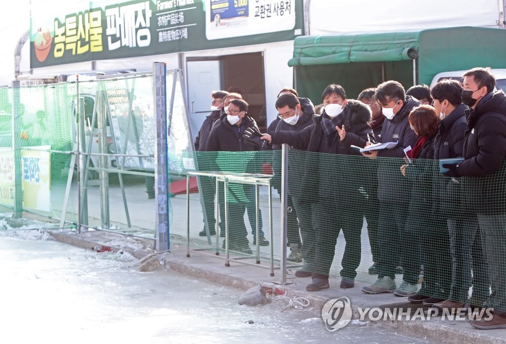 화천산천어축제 얼음낚시터 35cm 이상 '꽁꽁'…안전점검 마무리