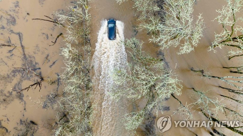 캘리포니아 이번엔 물난리로 56만가구 단전…"폭풍우 또 온다"