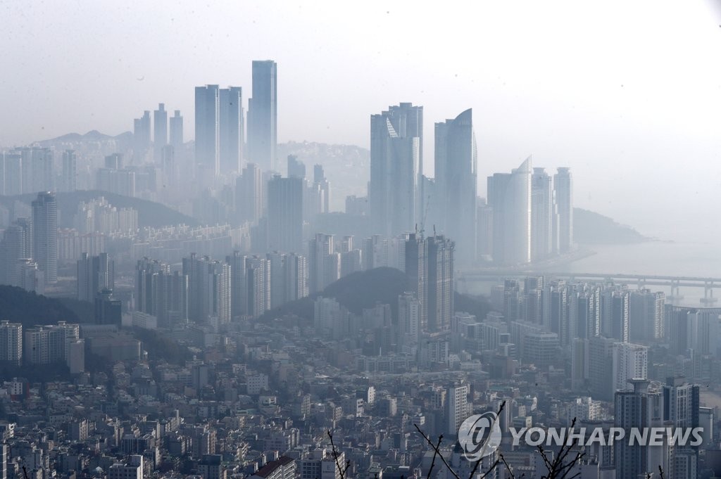 [고침] 지방(고기압에 짙어진 미세먼지…부산 10개월 만에…)