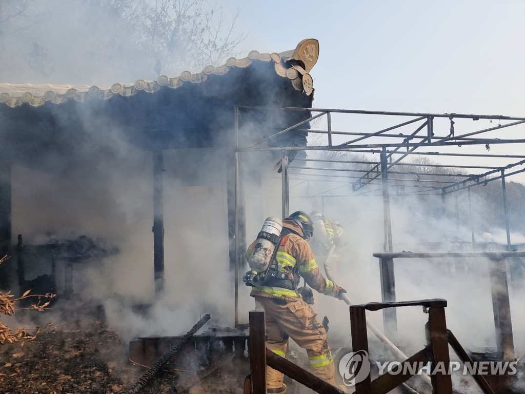 군산 염불사에서 화재…산신각 한 채 전소