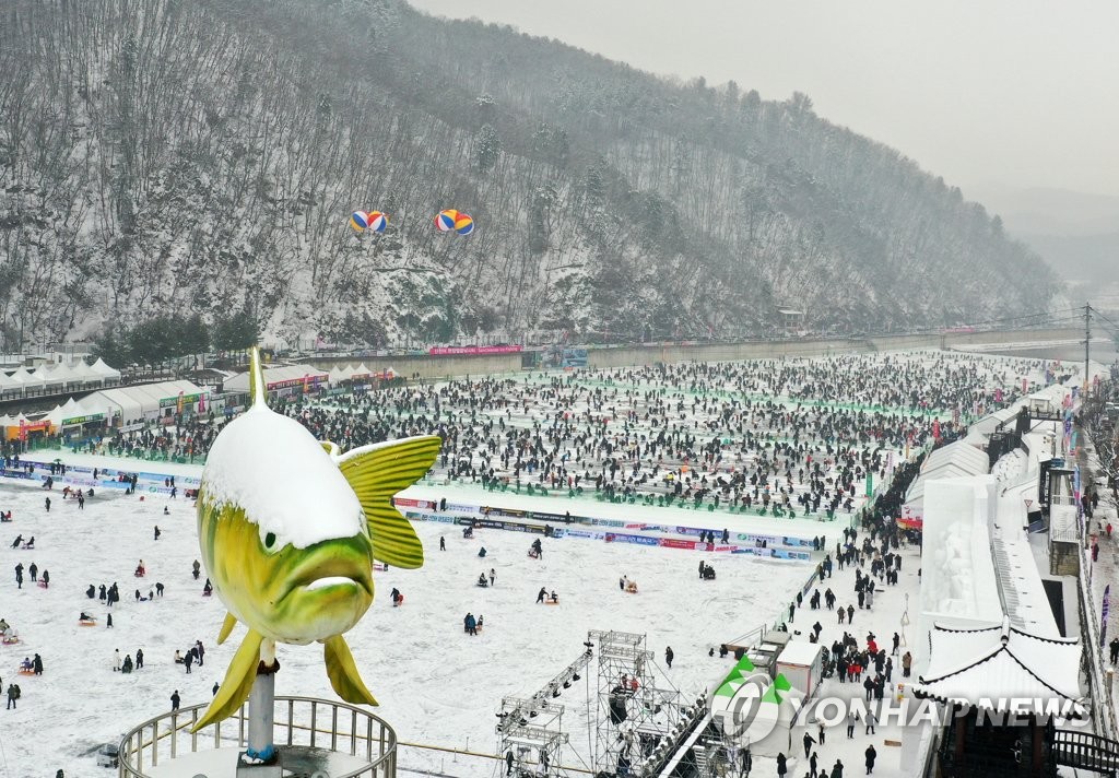 산천어와 3년만에 조우…화천산천어축제 이틀간 26만명 인파(종합)