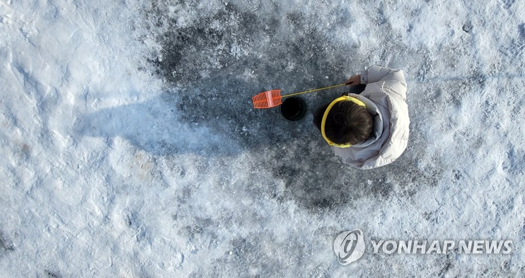 산천어와 3년만에 조우…화천산천어축제 이틀간 26만명 인파(종합)