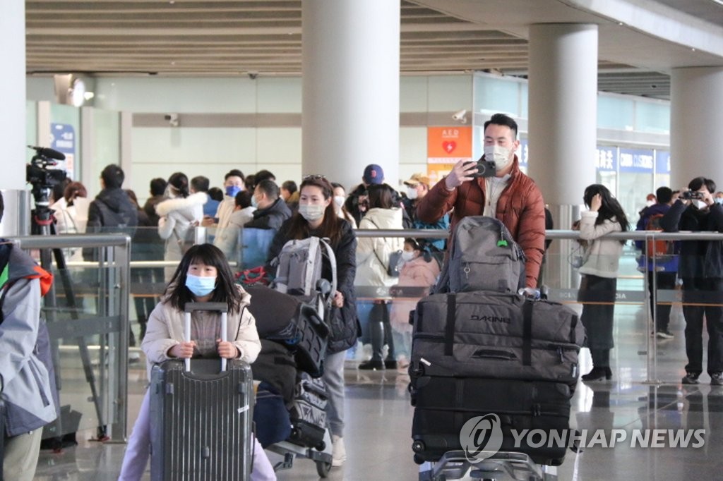 중국 "입국자 강제격리 폐지 뒤 출입국 인원 49% 증가"