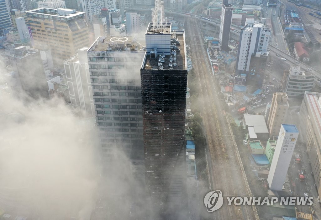 부산 도심 오피스텔 주차타워서 화재…42명 연기 흡입(종합2보)