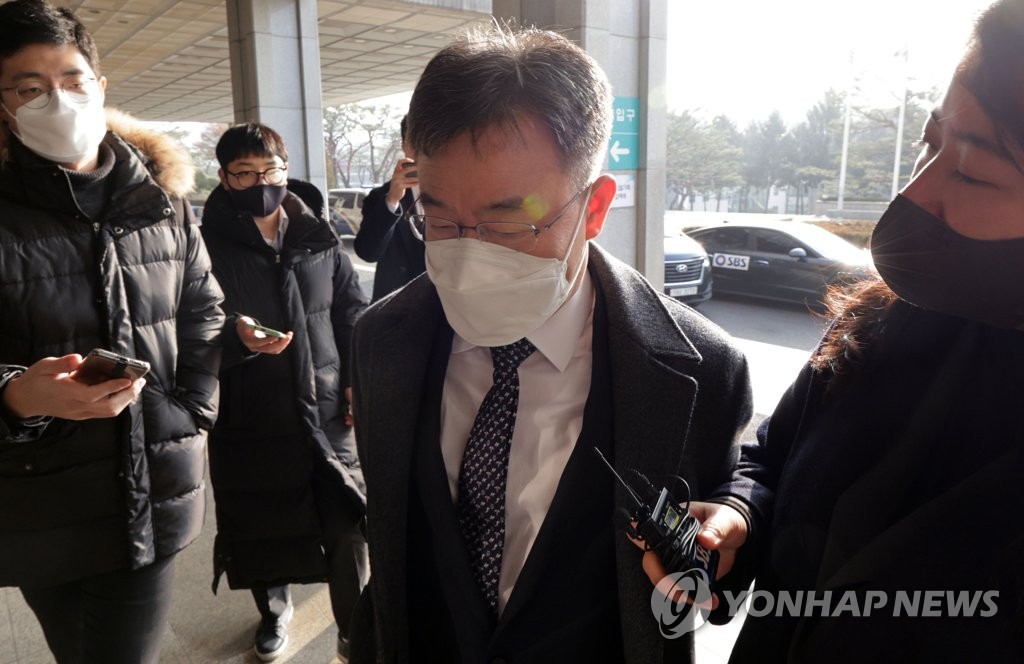 '성남FC' 검찰 출석 이재명…'대장동 소환'도 불가피