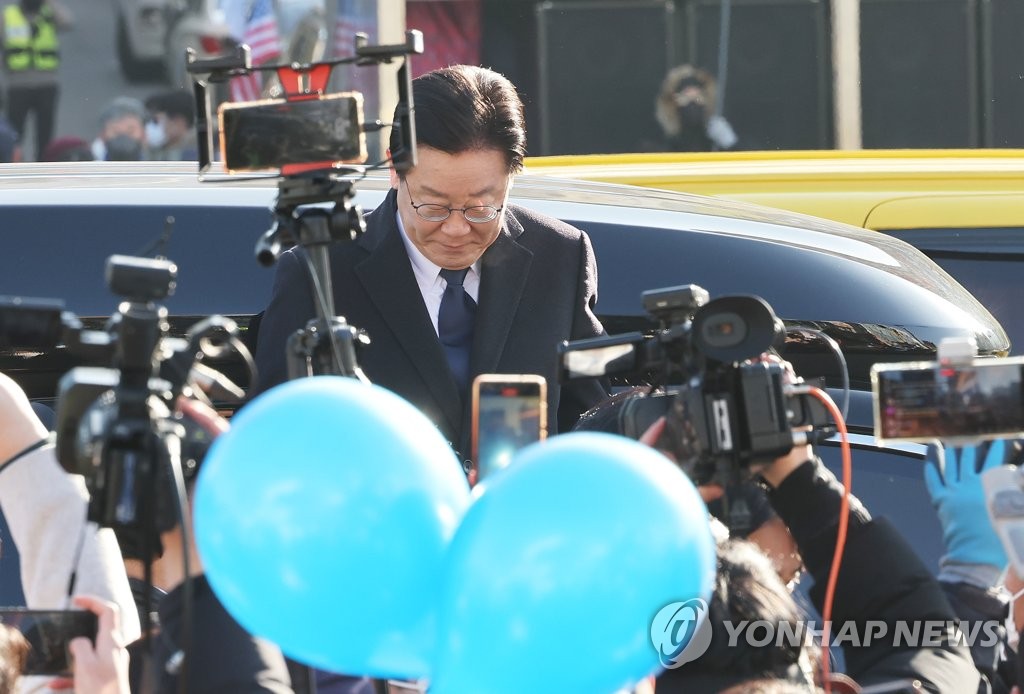 '성남FC 의혹' 이재명 검찰 출석…"'답정기소' 당당히 맞설 것"(종합)