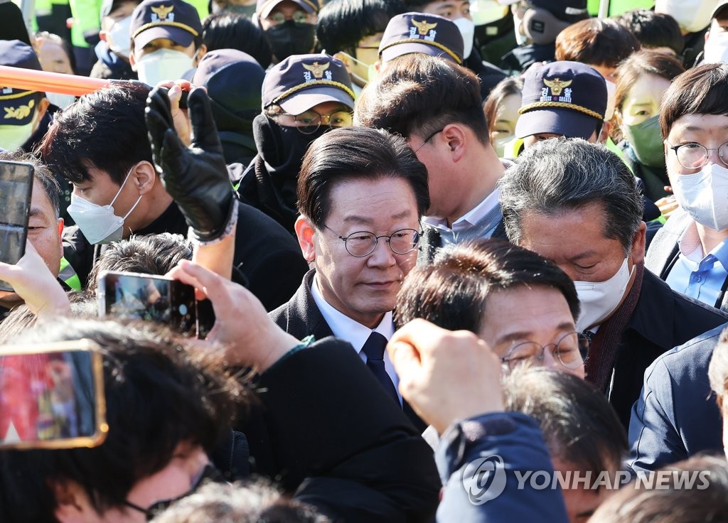 '성남FC 의혹' 이재명 검찰 출석…"'답정기소' 당당히 맞설 것"(종합)