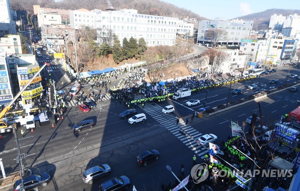 "지켜줄게 이재명" vs "이재명 구속하라"…열띤 찬반 집회