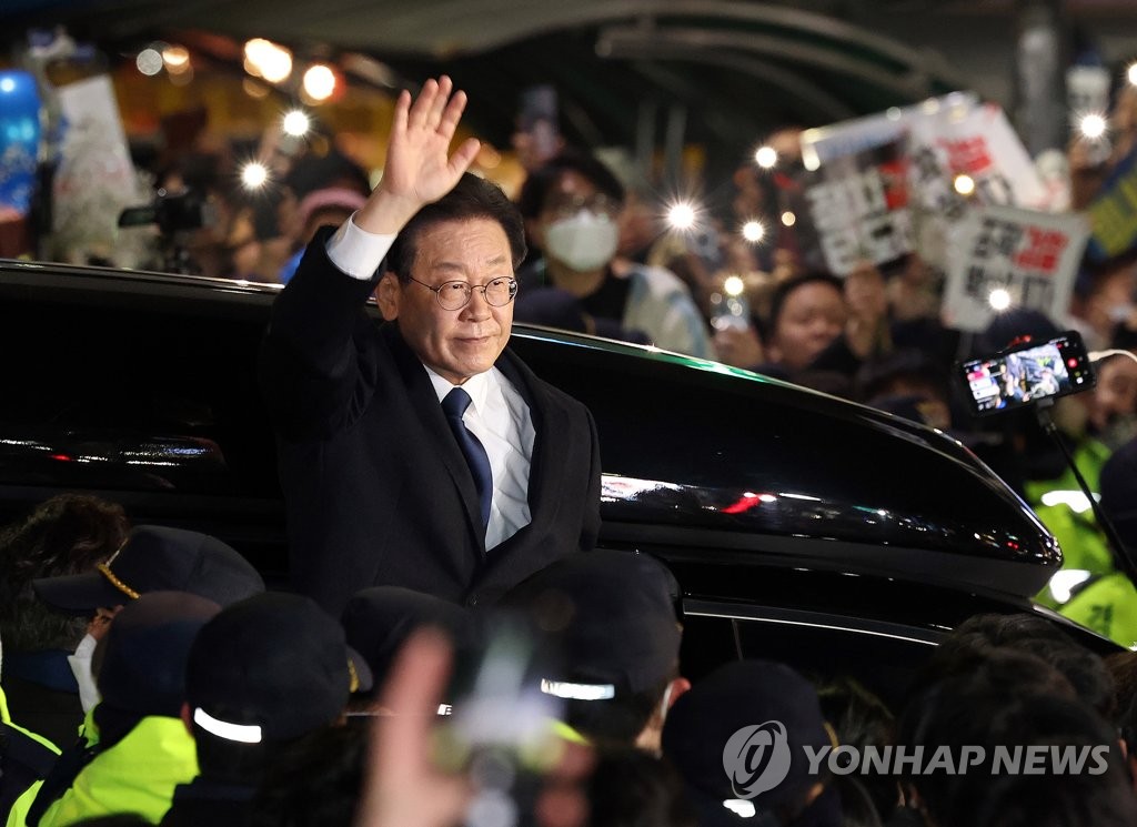 "고개 숙여" vs "죄 없다"…이재명 조사 종료 후에도 오간 고성