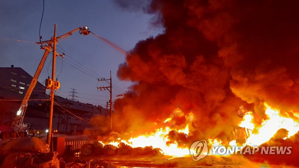 경주 플라스틱제품 공장서 불…2시간 반만에 진화(종합)