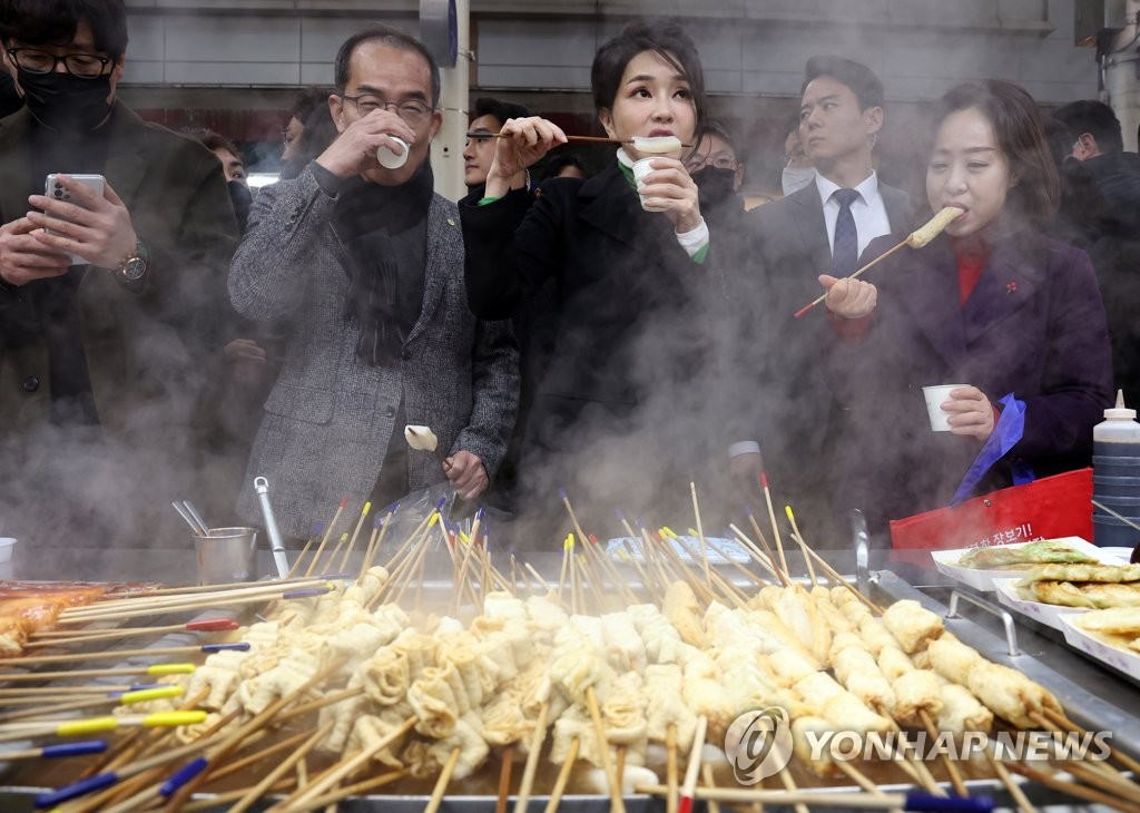 김건희 여사, 설 앞두고 대구 서문시장 방문…급식 봉사도(종합)