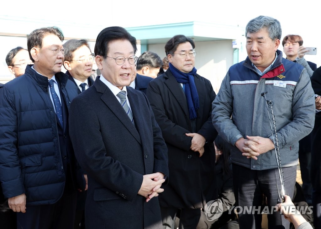 이재명, 檢출석 하루 만에 민생행보 재개…"위기 극복 전념"(종합)