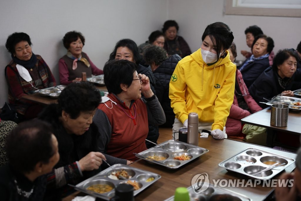 김건희 여사, 설 앞두고 대구 서문시장 방문…급식 봉사도(종합2보)