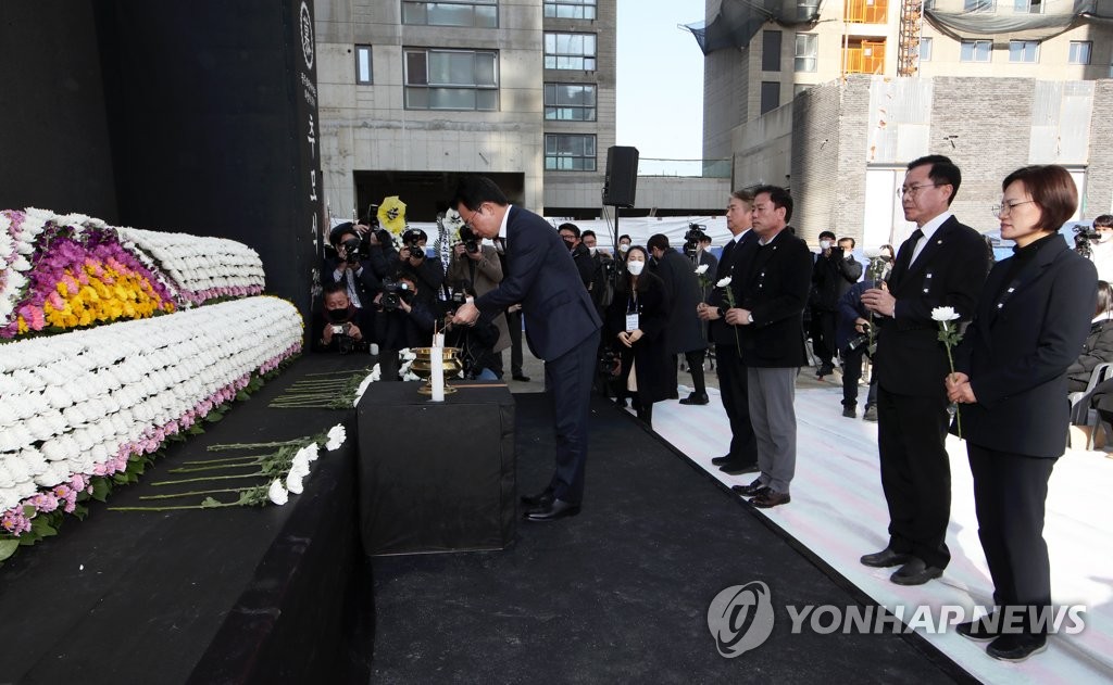 '죽음 헛되지 않길' 눈물 적신 화정아이파크 붕괴사고 추모식