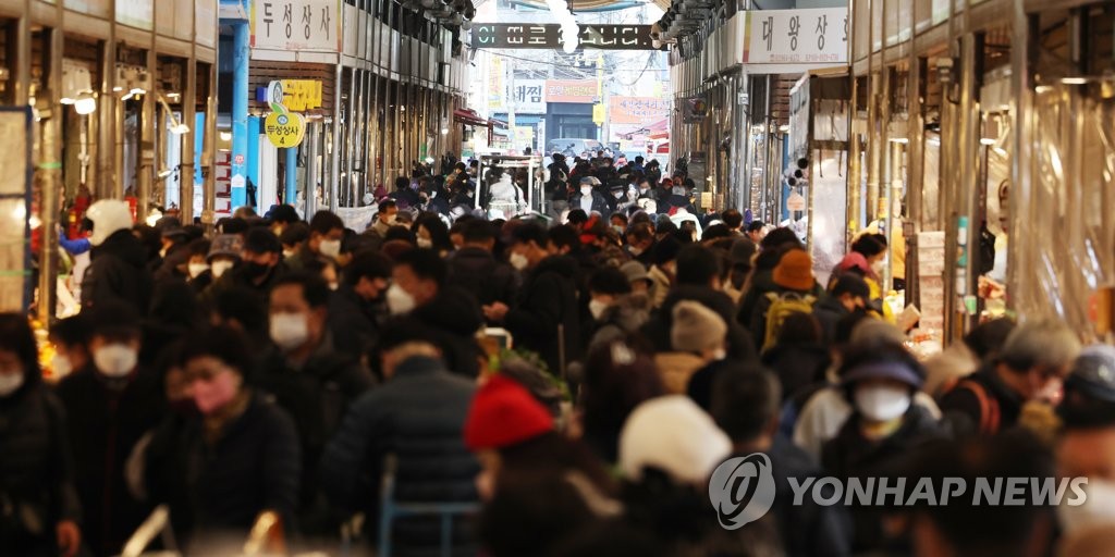 오락가락 겨울비 속 차분한 주말…겨울 축제장 추억 쌓기 한창