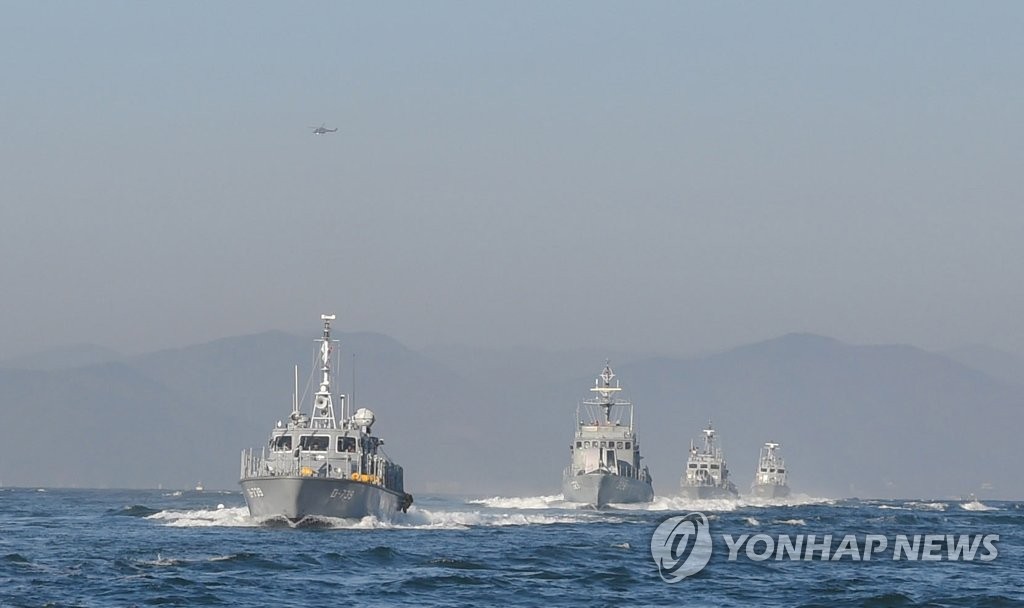 [사진톡톡] '빈틈없는 항만 방호'…해군 새해 첫 기동훈련