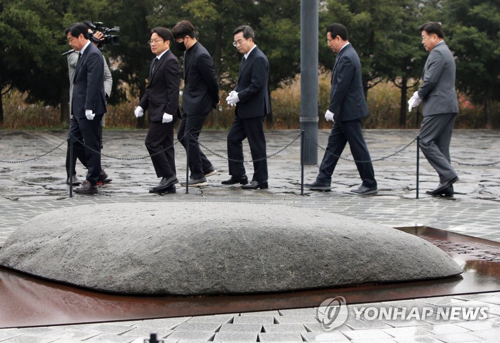 민주당 시·도지사 5인, 盧 묘역 참배·문 전 대통령 예방