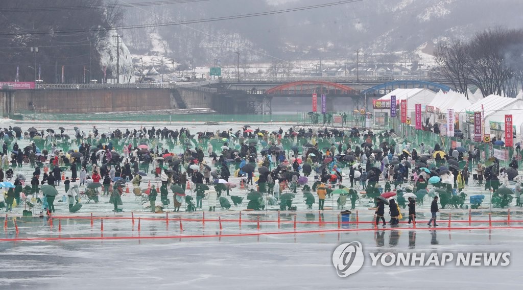 오락가락 겨울비 속 차분한 주말…겨울 축제장 추억 쌓기 한창