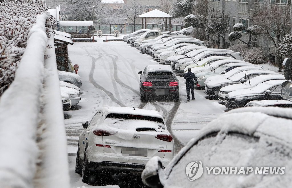 대설·한파에 관광지 '한산'…겨울 축제장·전통시장 '분주'