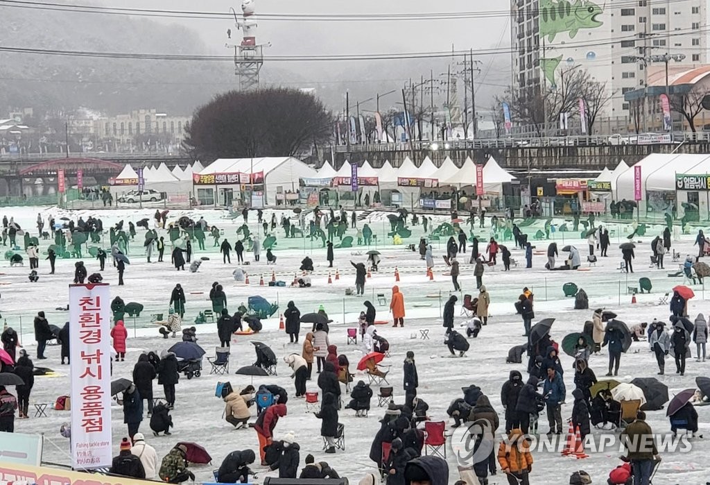 화천산천어축제 기상악화 속 흥행 비결은 '노하우·정성'