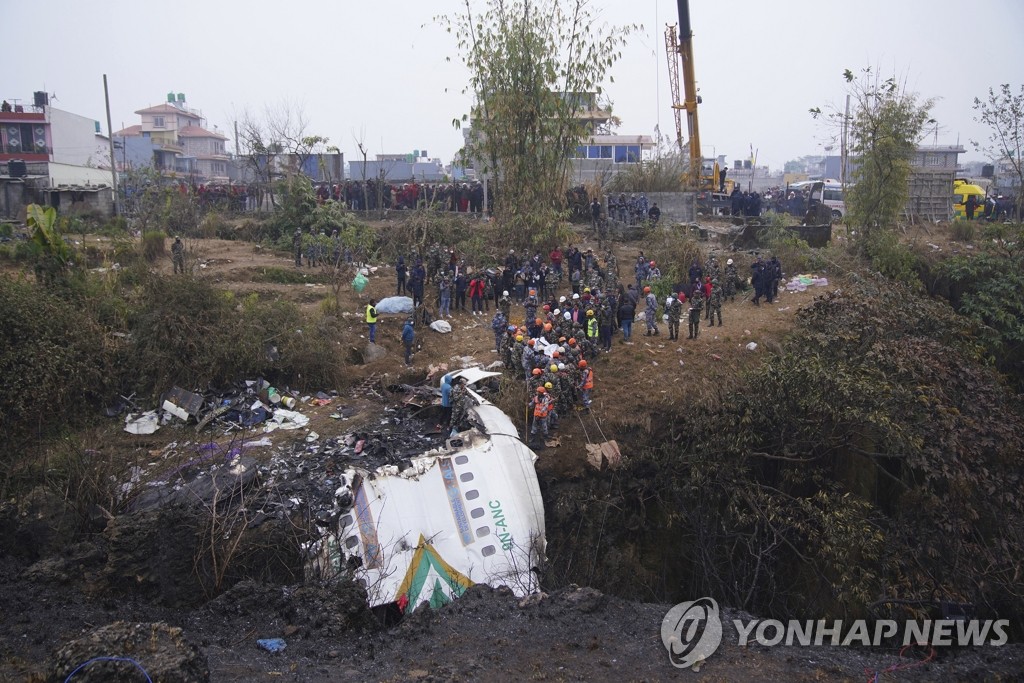 외교부 "네팔 추락 여객기 한국인 추정 시신 2구 확인"