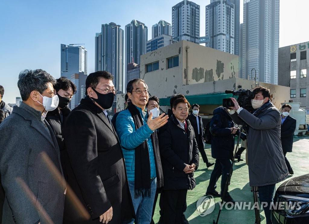 한총리, 설맞이 경동시장 방문 "기업-전통시장 상생모델 만들자"