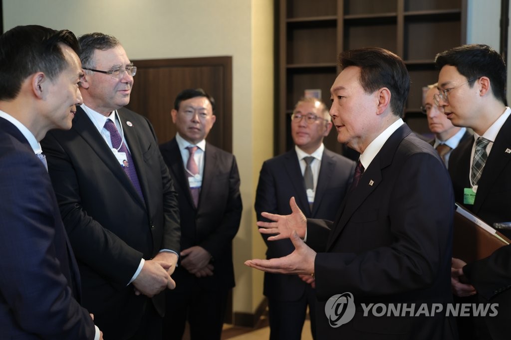 귀국길 오른 尹 "경제 중심에 두고 경제인과 함께 뛰었다"