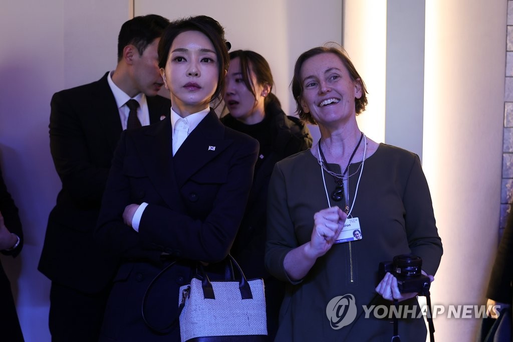김건희 여사, 다보스서 예술인들과 간담회…"세상바꾸는 혁명가"