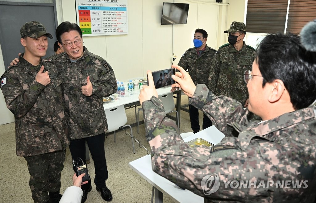 檢출석 결정 이재명, 안보행보…'北무인기 탐지' 부대 격려(종합)