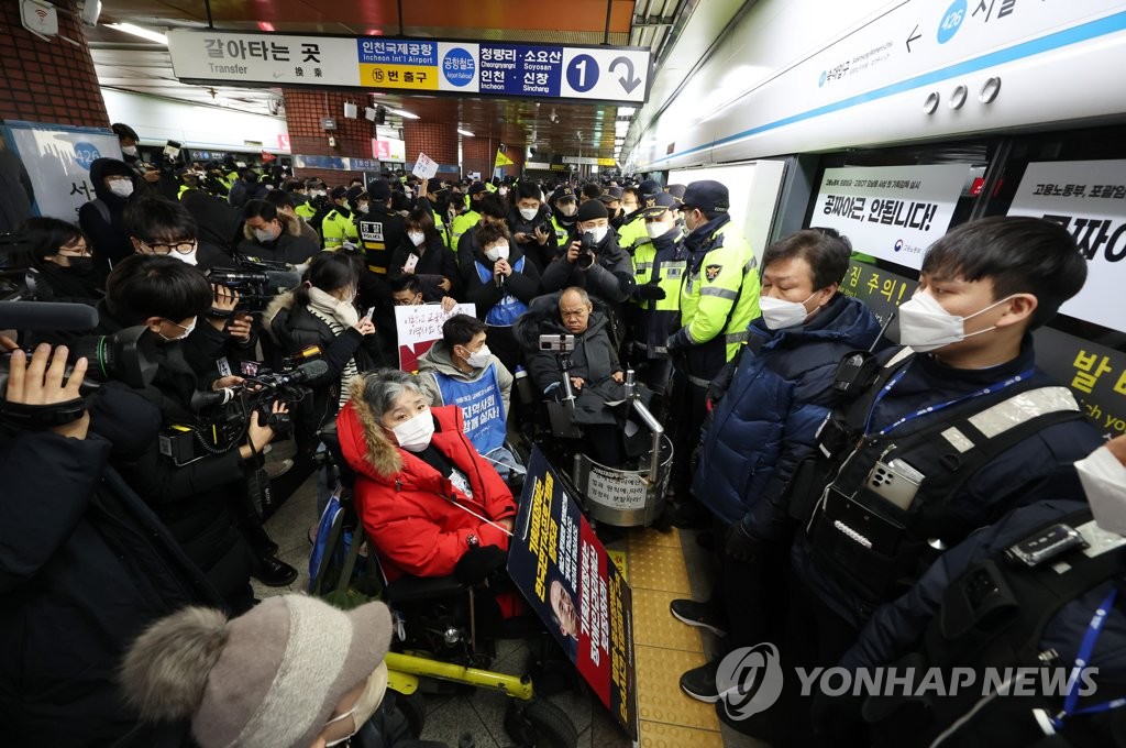 전장연 지하철 시위 재개…삼각지역 11대 무정차 통과(종합2보)