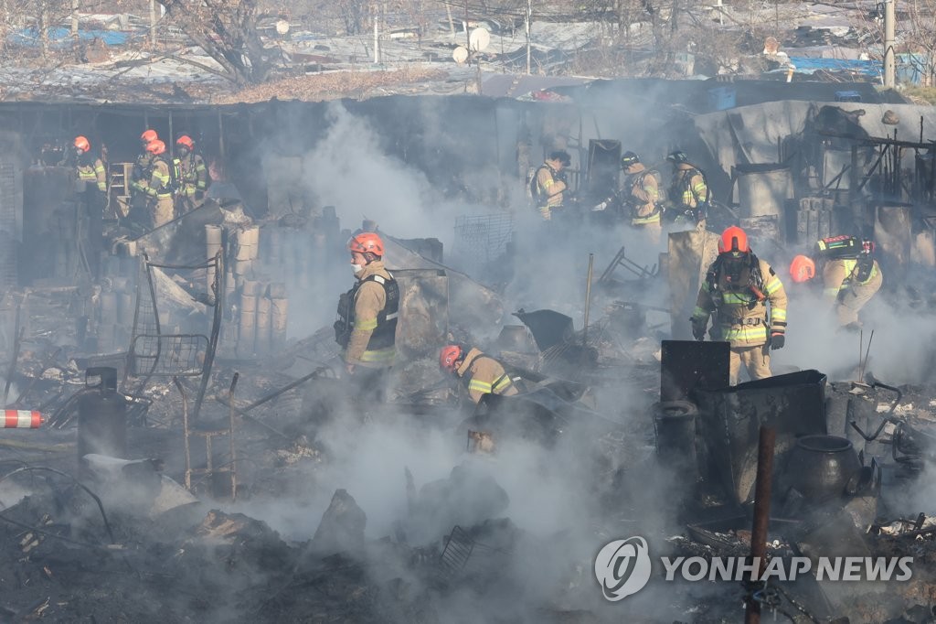 與지도부, 구룡마을 화재현장 방문…"촘촘한 대책 마련할 것"(종합)