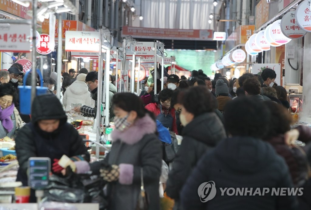 설 연휴 풍경으로…대전 전통시장과 역·터미널 '북적'