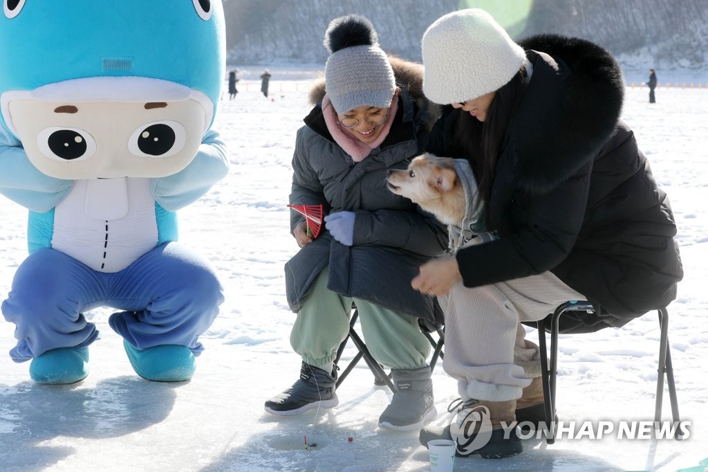 '추워야 제맛' 인제빙어축제 성황…누적 방문객 10만명 육박