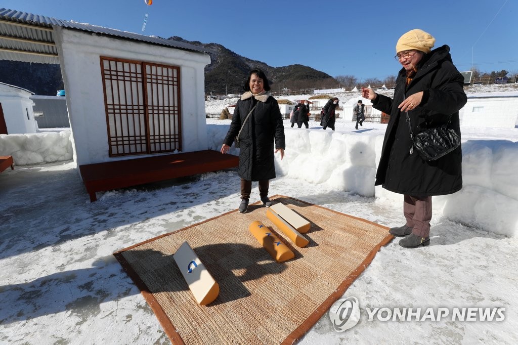 '추워야 제맛' 인제빙어축제 성황…누적 방문객 10만명 육박