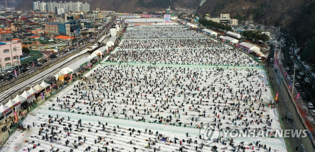 강원 최강 한파 속 겨울축제장 북적…스키장·유명산은 한산