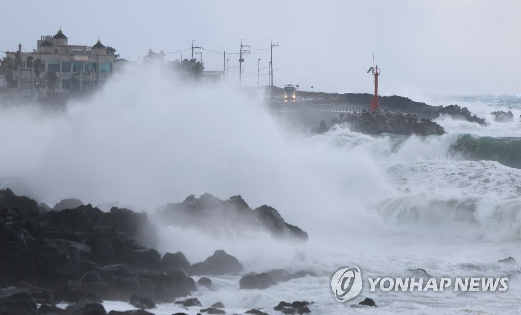 강풍주의보 내린 울산…가로등 휘어지고 유리 파손