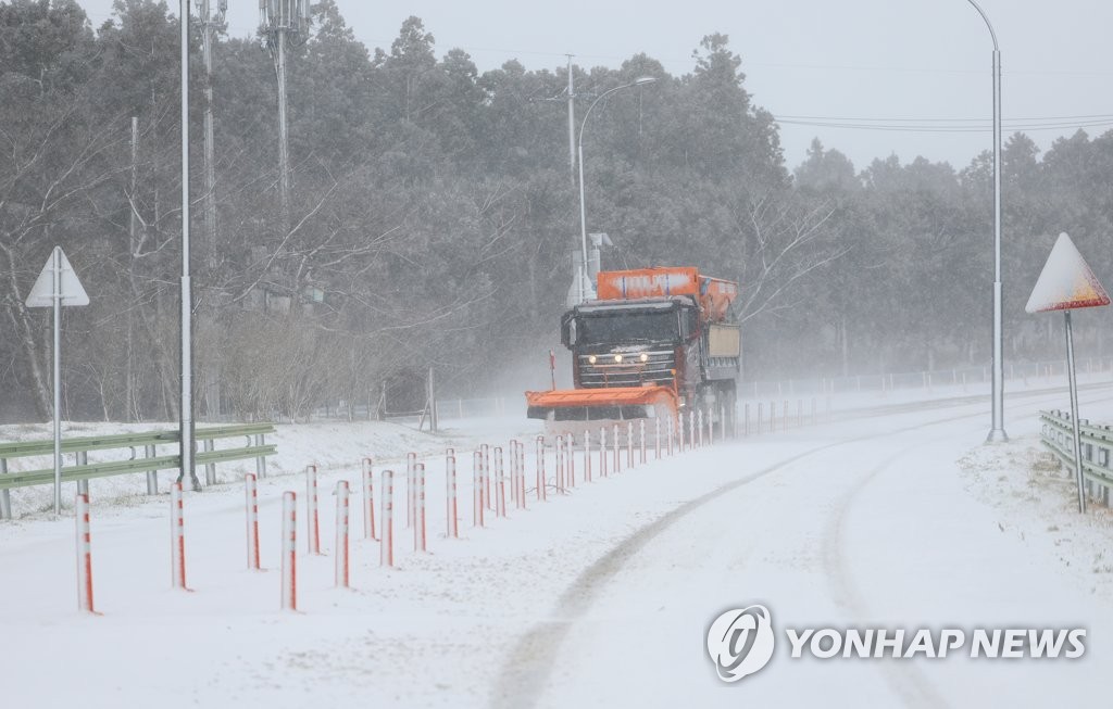 한라산 32.7㎝ 눈…제주 오가는 항공기·여객선 운항 재개