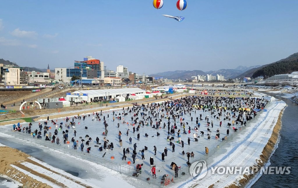 3년 만에 개최한 홍천강꽁꽁축제 기상악화 속 성황…15만명 방문