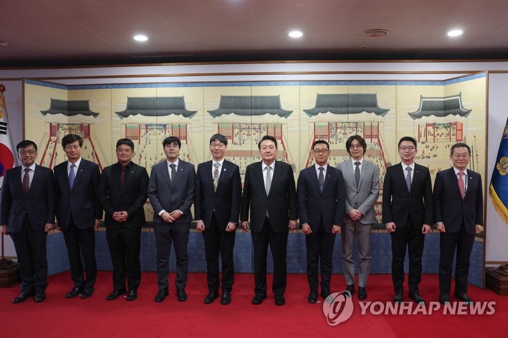 '귀국후 첫 일정' 과학자 만난 尹 "과학기술, 모든 분야 출발점"(종합)