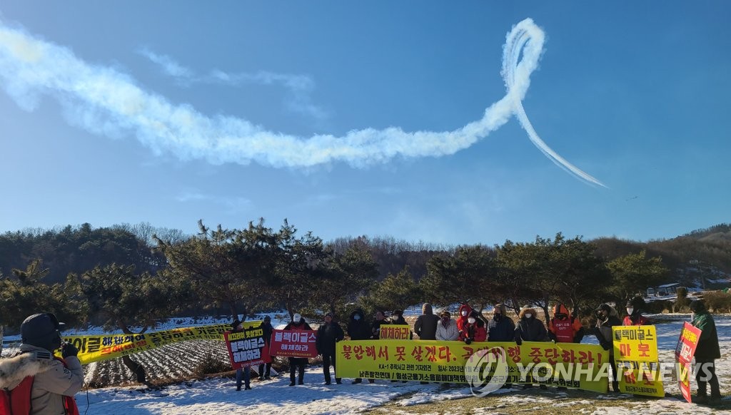 [르포] "곡예비행 굉음·스모크에 전투기 추락…불안해서 못 살아"