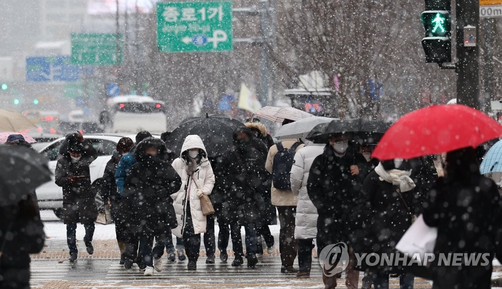 강추위에 눈 쏟아지며 '엉금엉금' 출근길…제주공항은 정상화