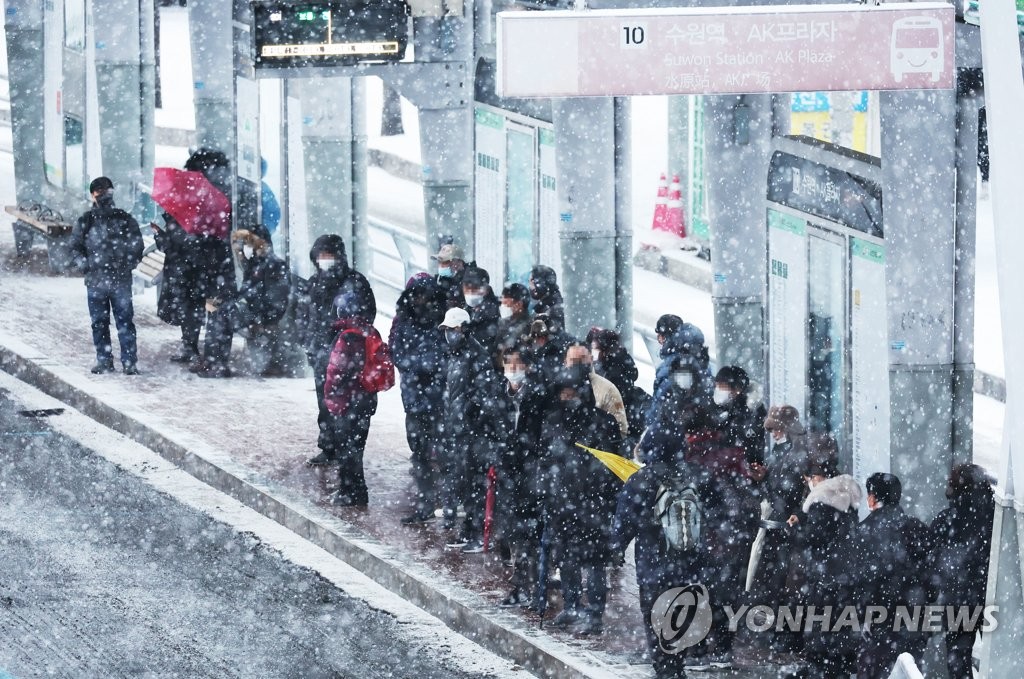 강추위에 눈 쏟아지며 '엉금엉금' 출근길…제주공항은 정상화