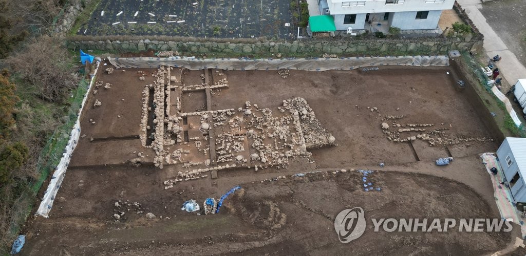 제주 고려시대 절터서 '금동다층소탑' 등 유물 발견