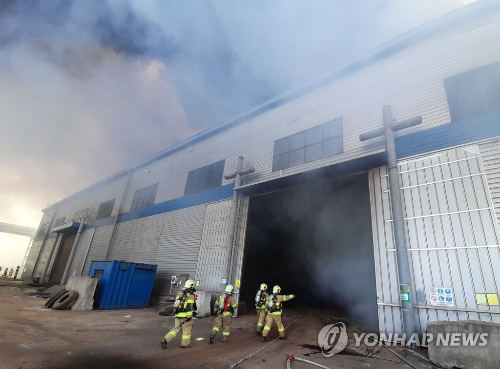 인천항 사료 창고 화재 2시간여 만에 불길 잡혀(종합)