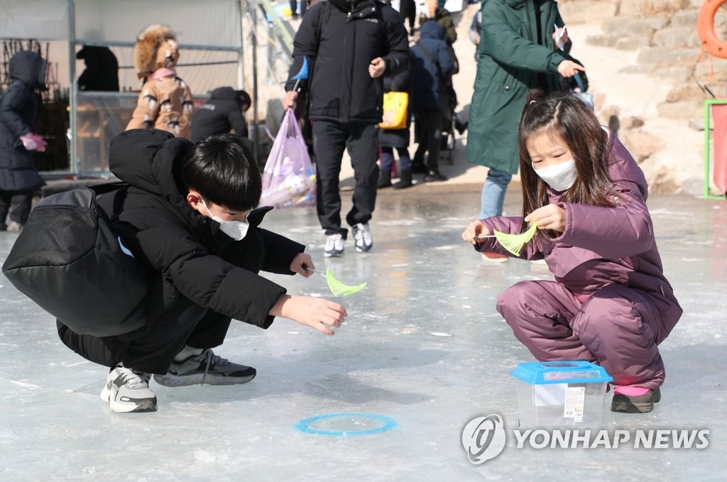 경북 안동 암산얼음축제 4년 만에 돌아왔다…내달 5일까지 열려