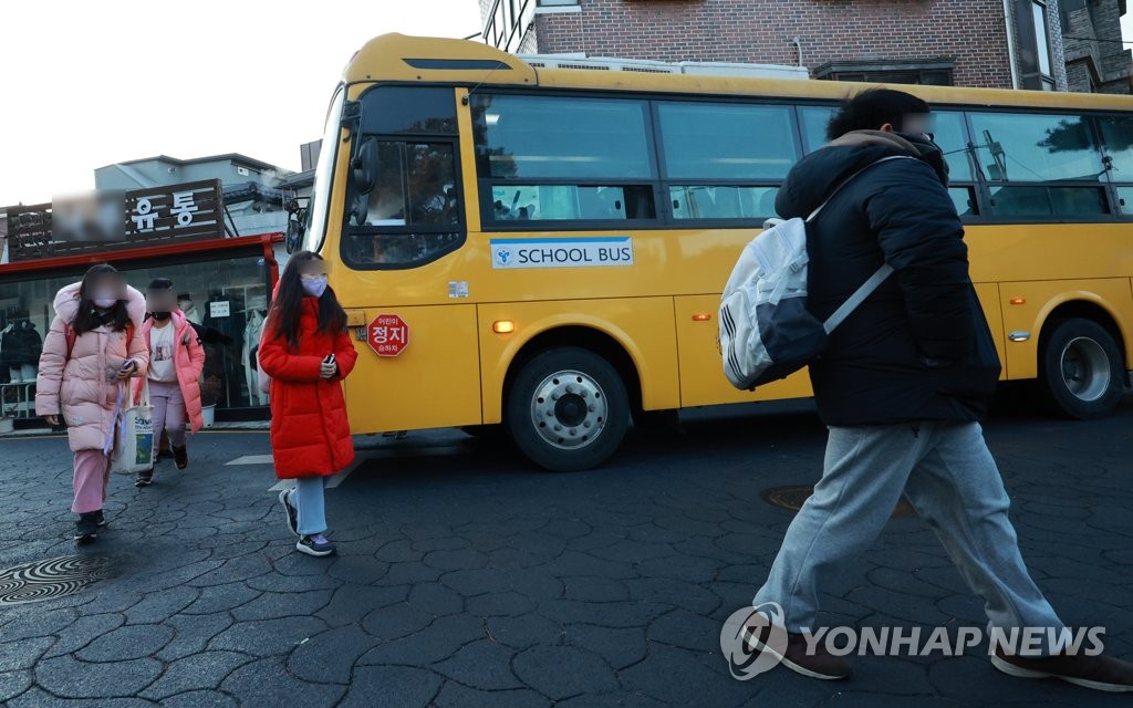 [마스크 해제] 전북교육청, 학교 실내마스크 착용 '자율'…통학버스는 의무