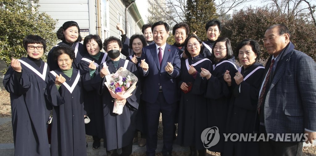 "우리 해냈어요"…만학의 꿈 이룬 전북여성중고등학교 졸업생들