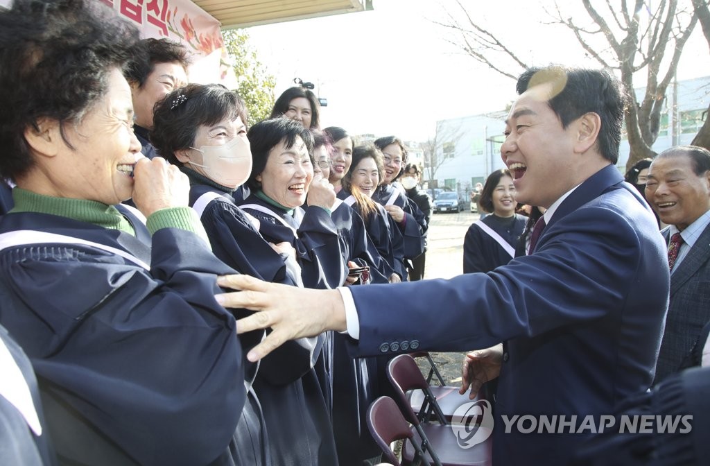 "우리 해냈어요"…만학의 꿈 이룬 전북여성중고등학교 졸업생들