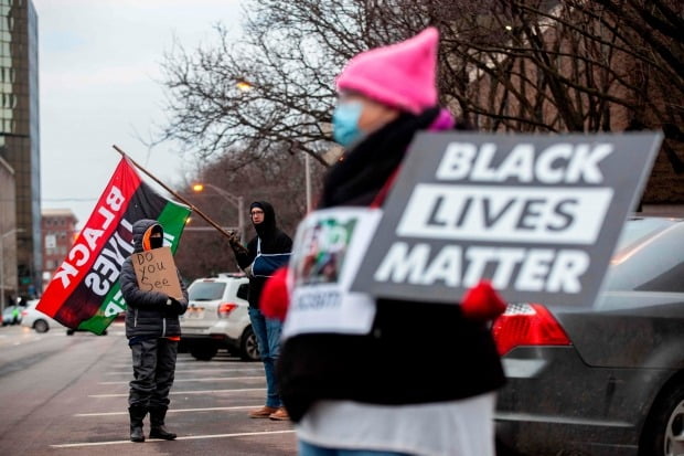 미국 오하이오주 콜럼버스시의 경찰공제조합 건물 앞에서 시위대가 '흑인 목숨도 소중하다'(BLM) 글귀가 적힌 팻말과 깃발을 들고 인종차별과 경찰 폭력에 반대하는 시위를 벌이고 있다. /사진=AFP